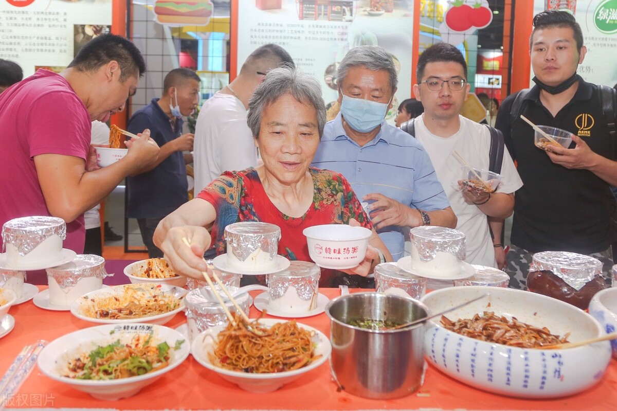 桂林开米粉店月收入,40岁大叔开米粉店月赚18万