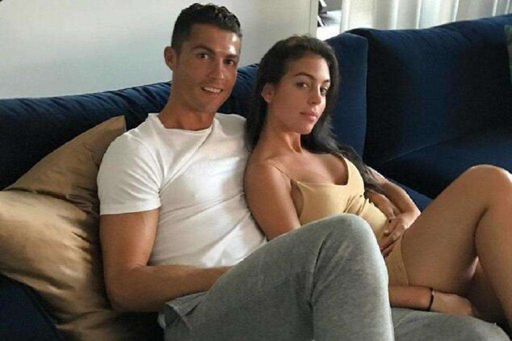 c罗出席活动戴的表,c罗穿蓝色西装出席活动