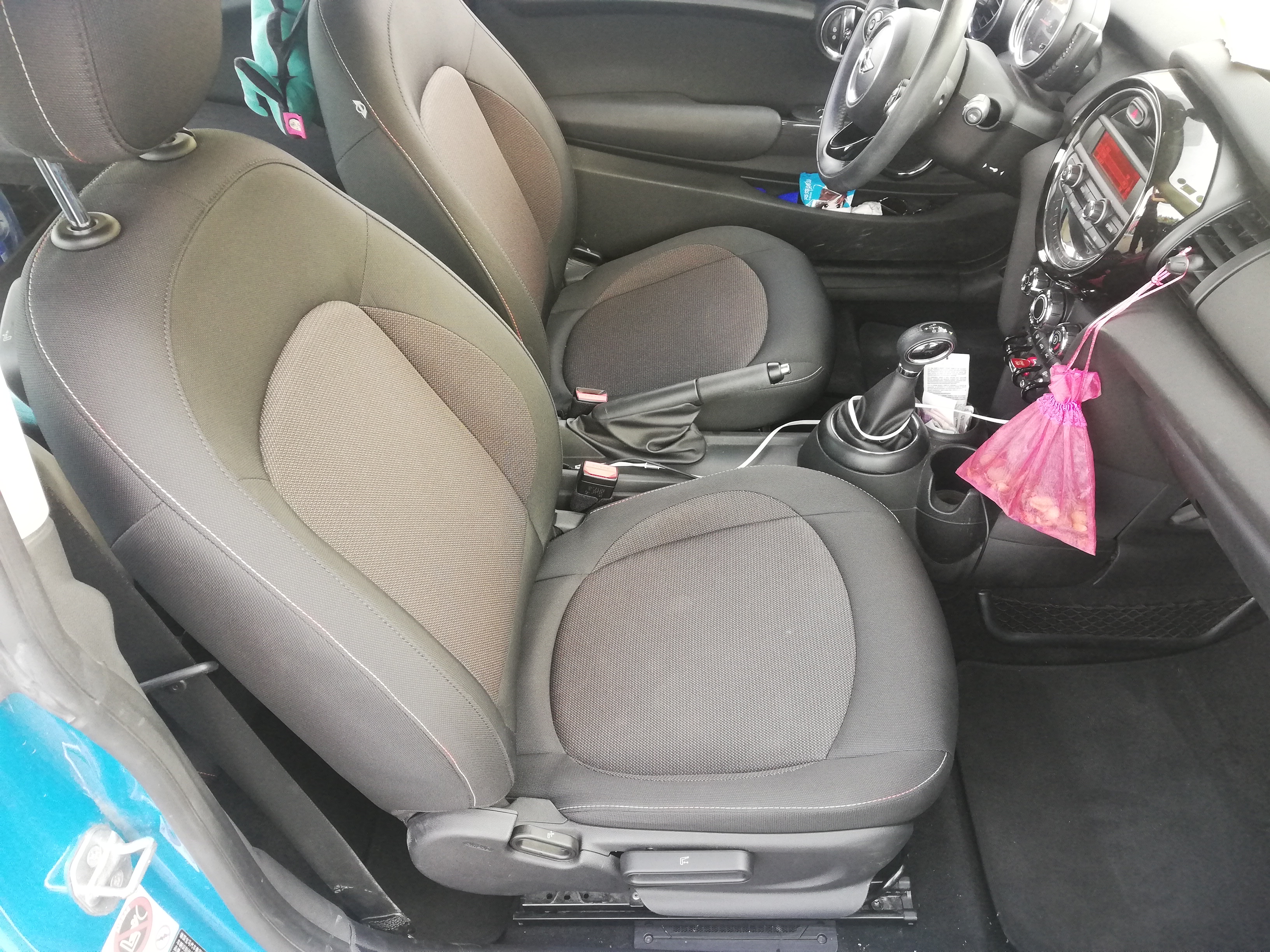 饮料倒在汽车座椅上怎么办,车后座饮料倒了怎么办