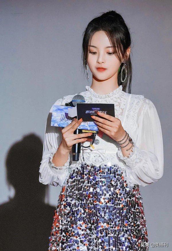 杨超越最新照穿搭,杨超越银灰挑染暗黑大片