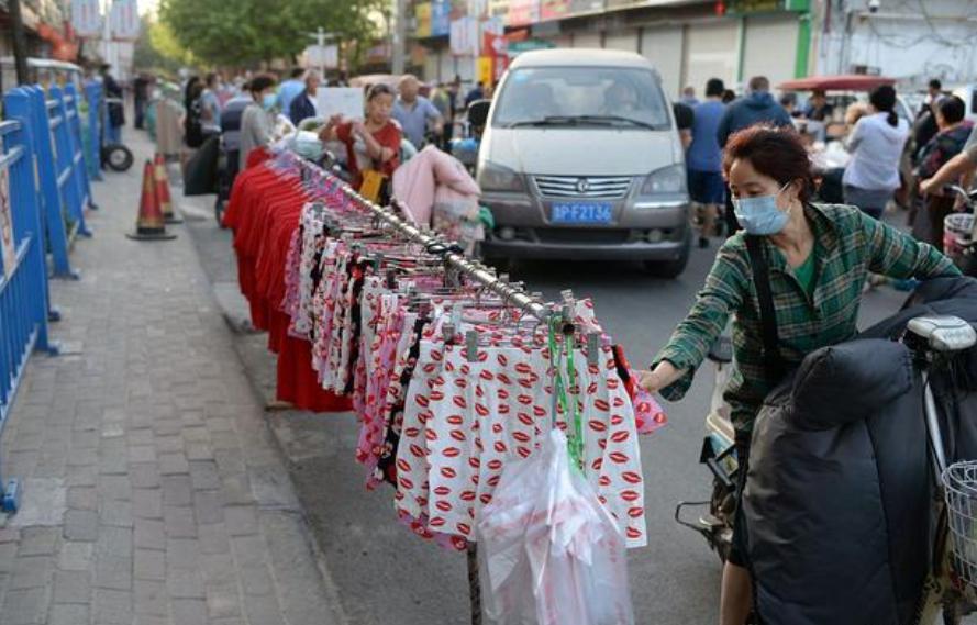 “万众创业” 地摊经济下的童装市场万象 直播一月赚十几万