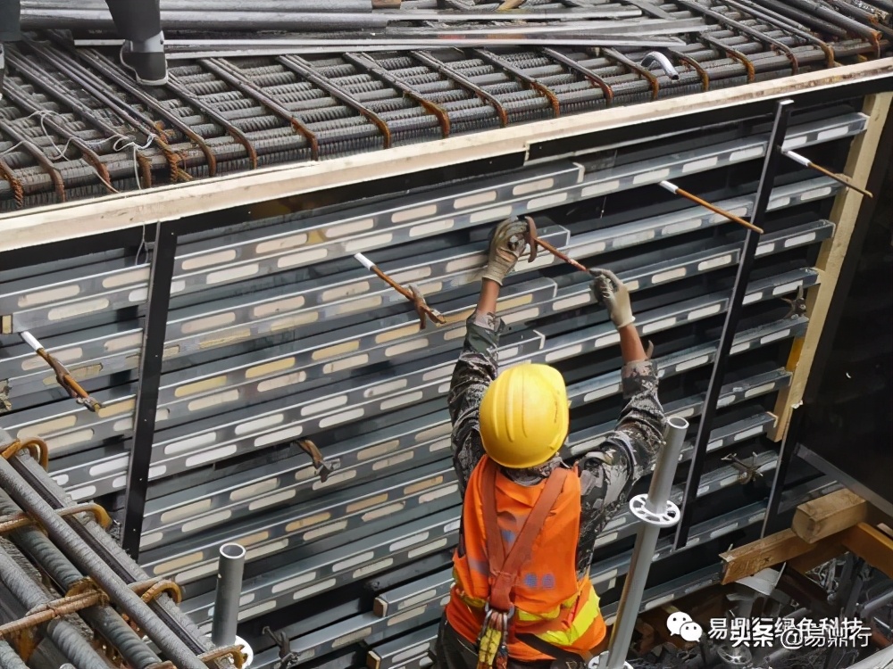 木龙骨和轻钢龙骨到底哪个好,木龙骨和轻钢龙骨哪个便宜