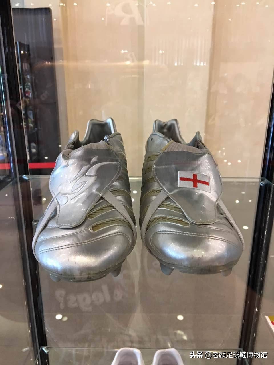 小贝当年多风光，三个儿子都穿德产定制鞋，球鞋广告动用百兽之王