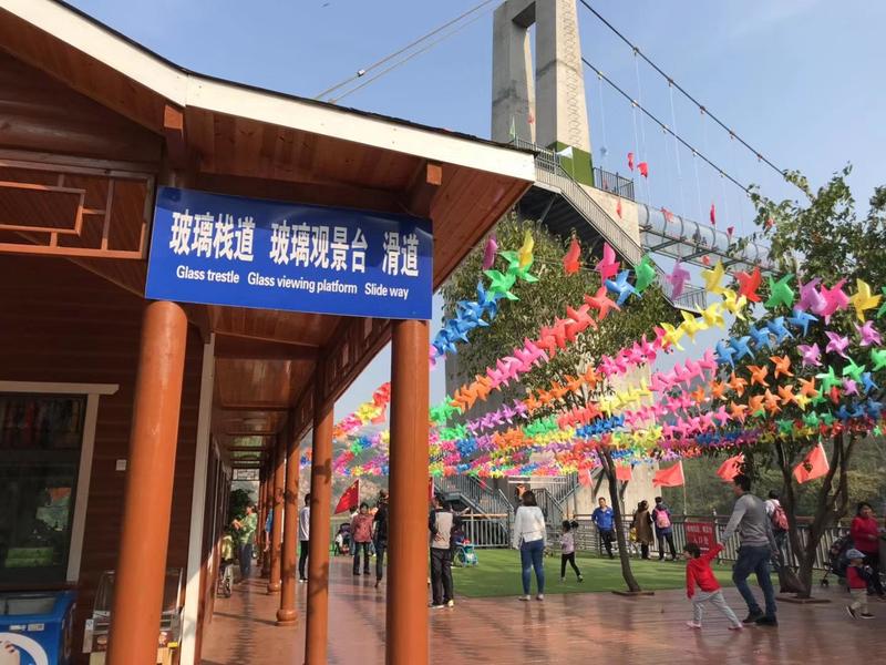 记者体验双层钢化玻璃,网红玻璃桥第二次走玻璃栈桥
