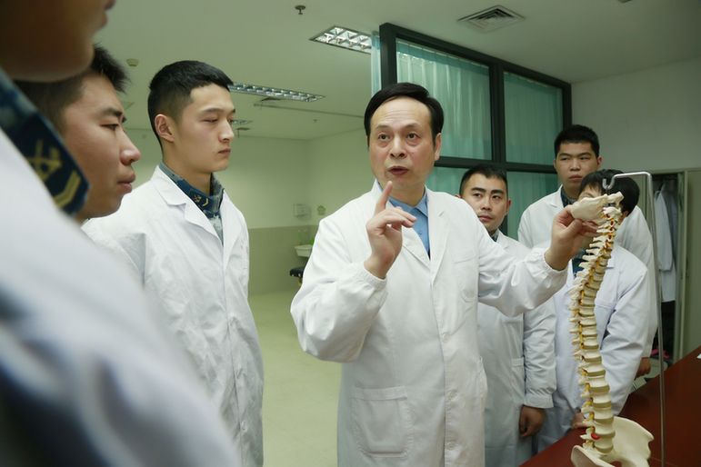 “坐部队的堂,把官兵的脉”军中妙手良医果然名不虚传