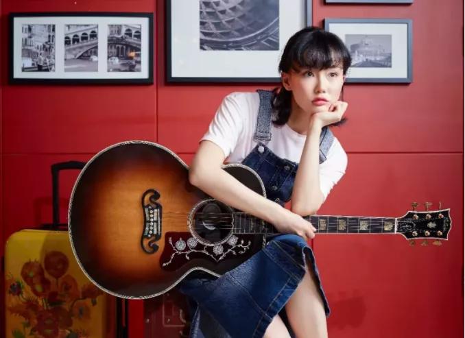 黄龄腿部淤青,黄龄摔倒后现状