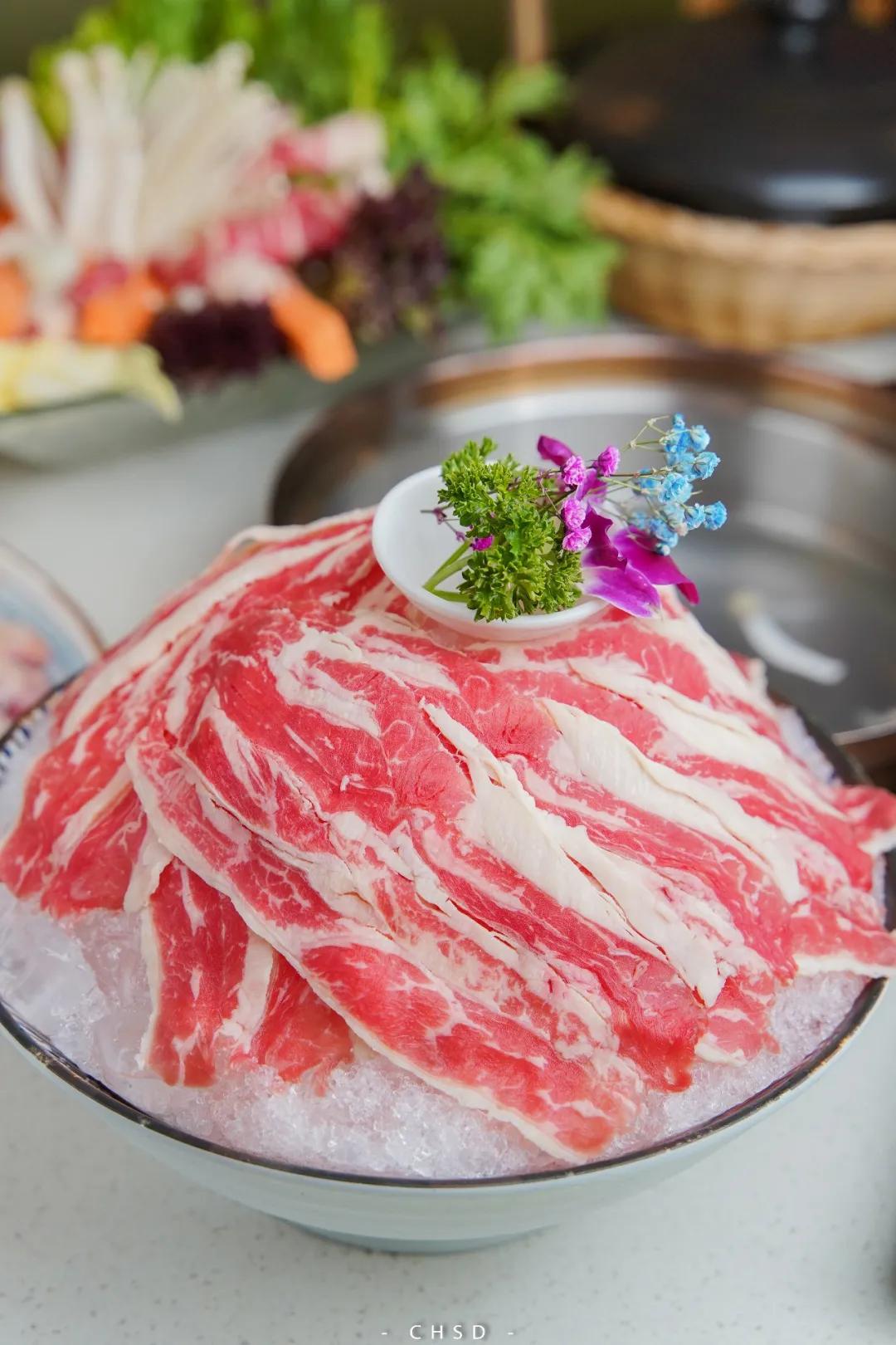 椰椰椰！这家人气椰子鸡专门店，光是汤底就喝饱了