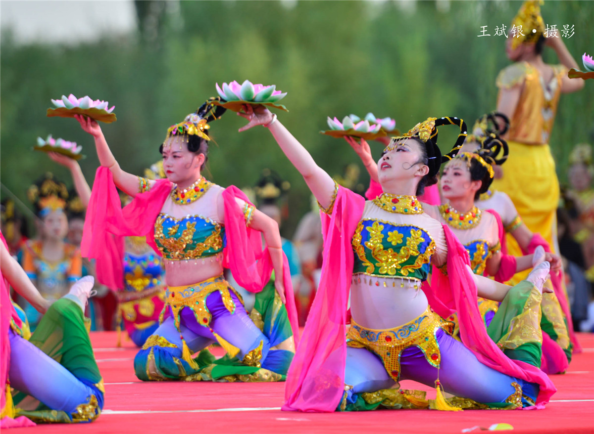 适合穿敦煌服跳的舞,跳敦煌舞服装