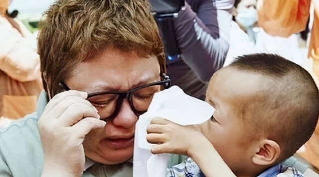 栾树韩红许志安,许志安和韩红接吻图片