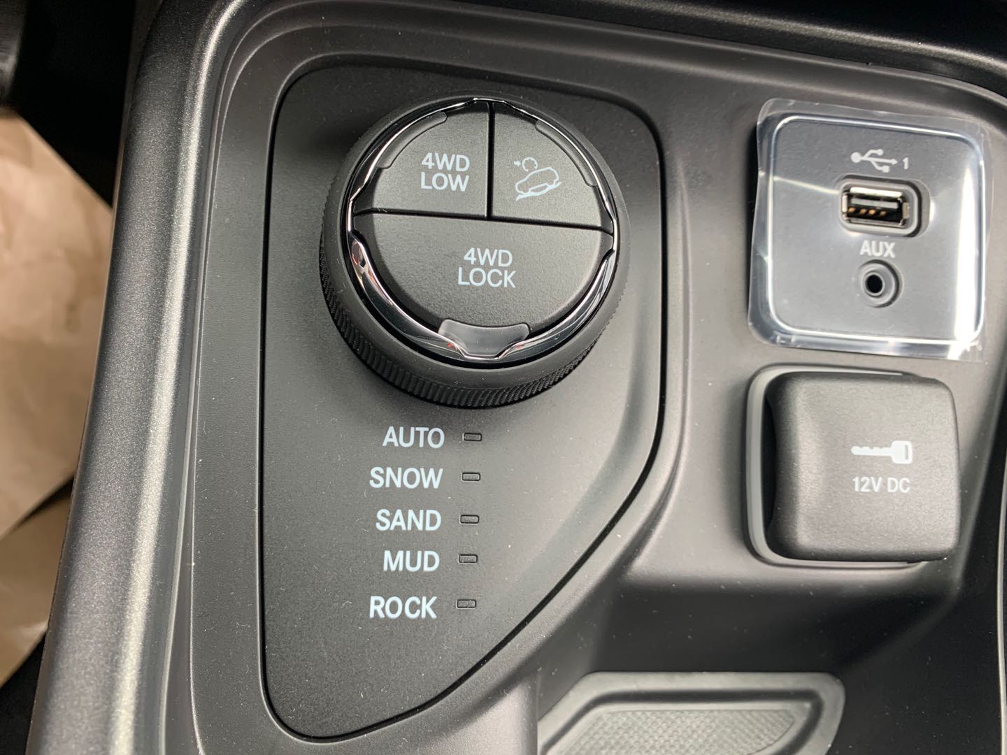 jeep指南者顶配2021,jeep指南者高性能版绕桩测试