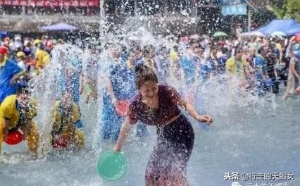 欢乐的泼水节鸟语花香,泼水节溢出的欢乐