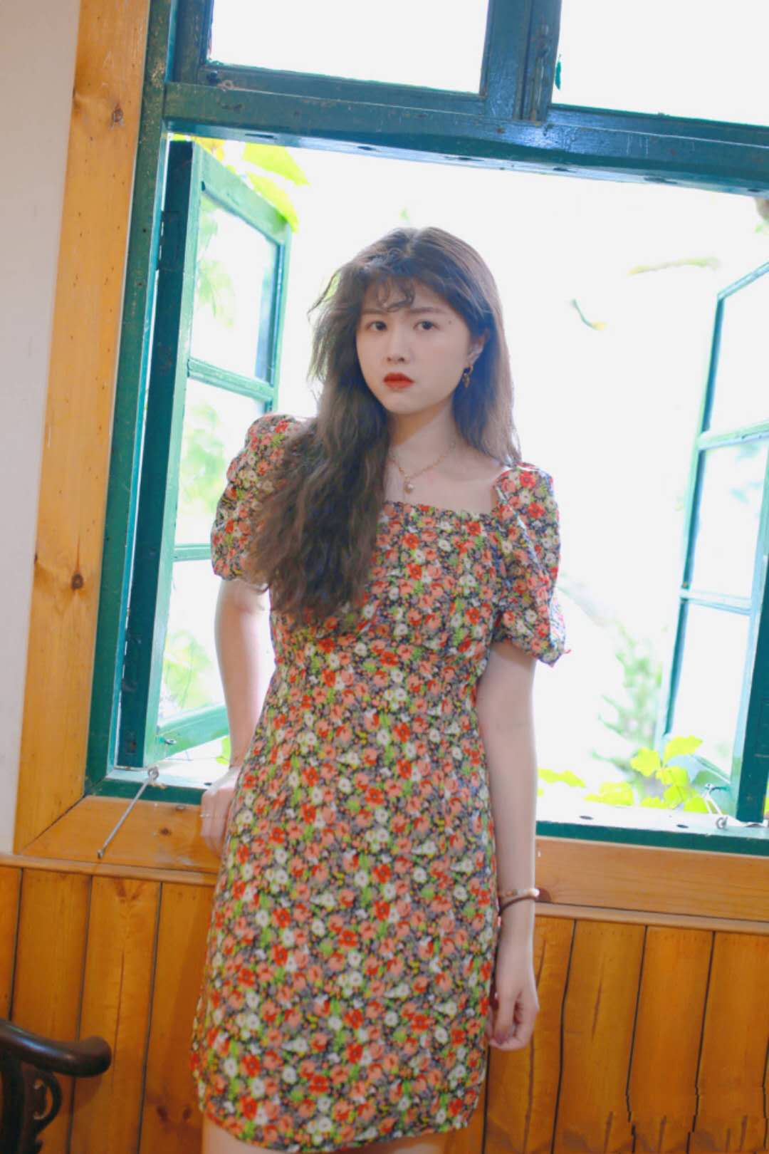 碎花裙显瘦款式怎么搭配,大碎花裙和小碎花裙哪个显年轻