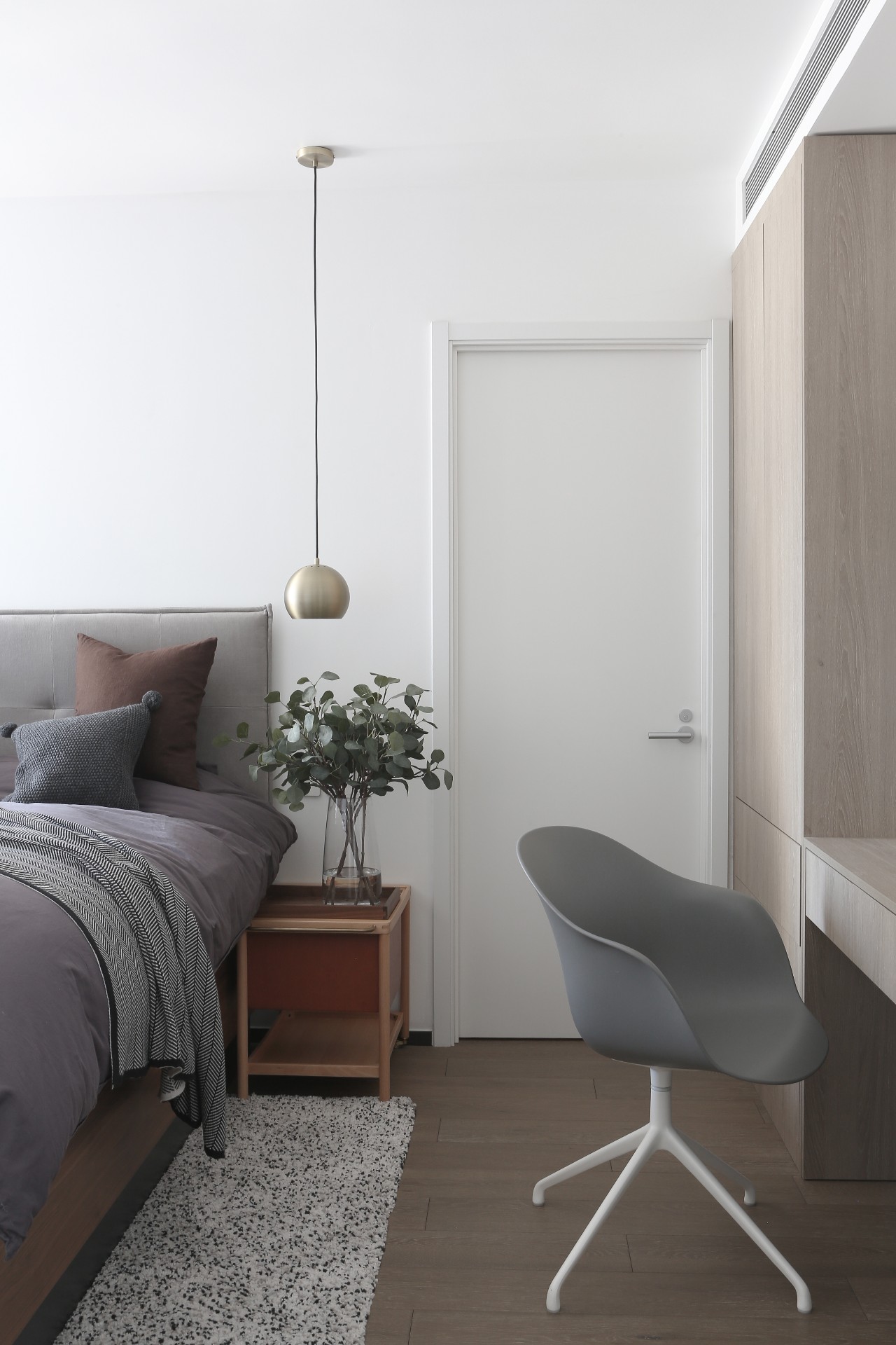 客厅阳台一体办公桌,主卧衣帽间加办公桌