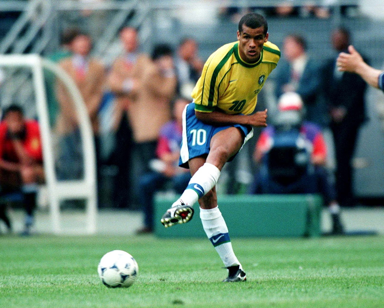 巴西巨星卡卡全集,巴西最帅10号球星莱昂纳多