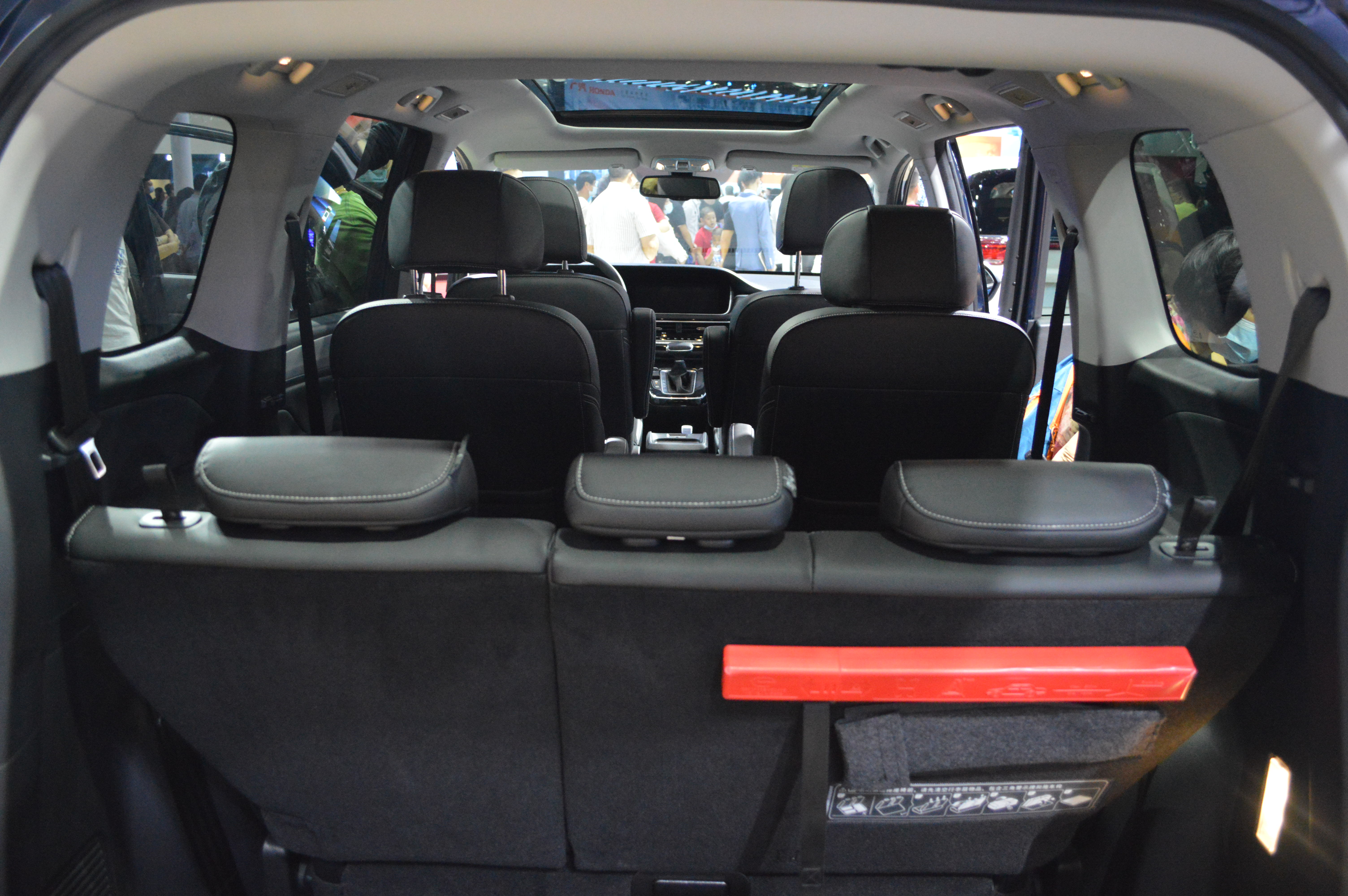 广州车展车模小姐姐,2019上海国际车展广汽传祺车模