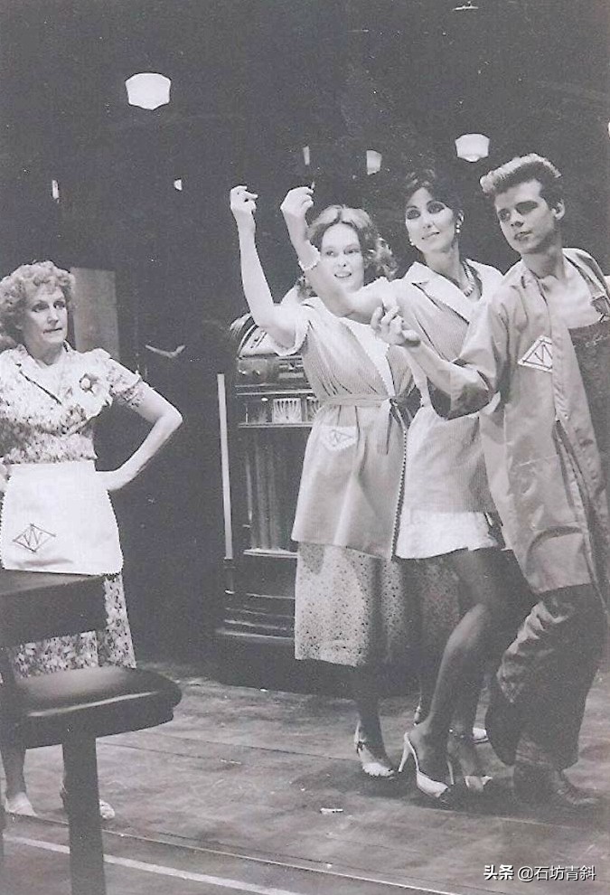 身边围绕无数小鲜肉，奇装异服的始祖，看她如何72变