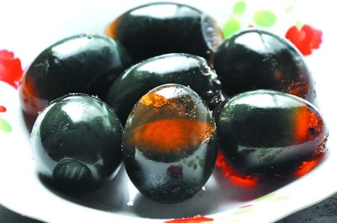 在外国人眼里皮蛋很难吃,外国人知道皮蛋的正确吃法