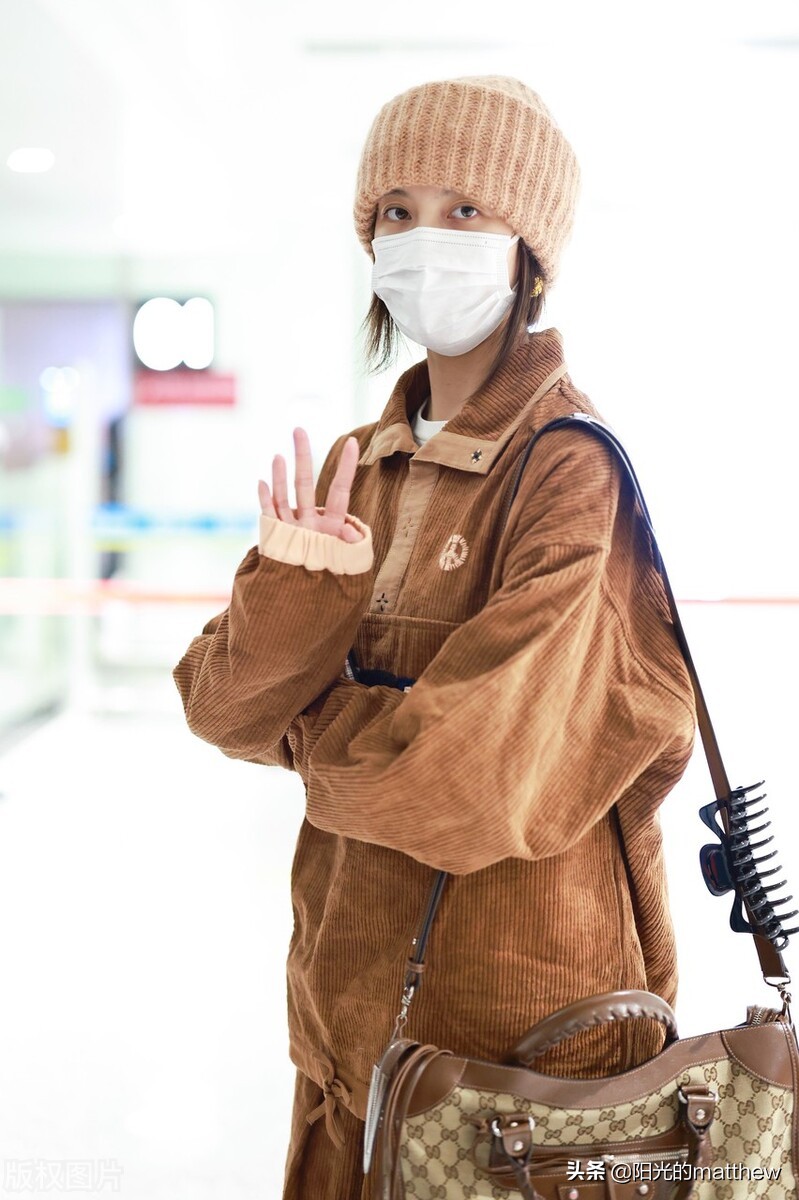 宋妍霏街拍皮衣混搭运动裤铆钉,宋妍霏条纹上衣穿搭