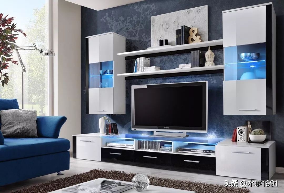 木饰面电视背景墙和隐形门设计,电视背景墙怎么设计让客厅显大