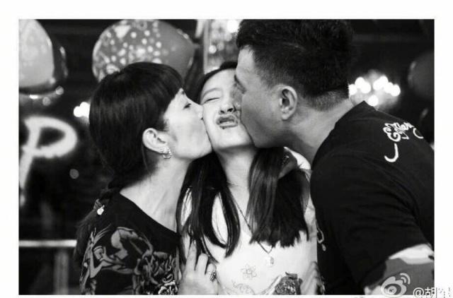 贝克汉姆亲吻小七,贝克汉姆亲小七引争议