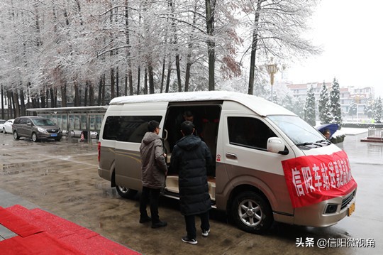 高校学子返乡不用愁 信阳火车站送票进校园（图）