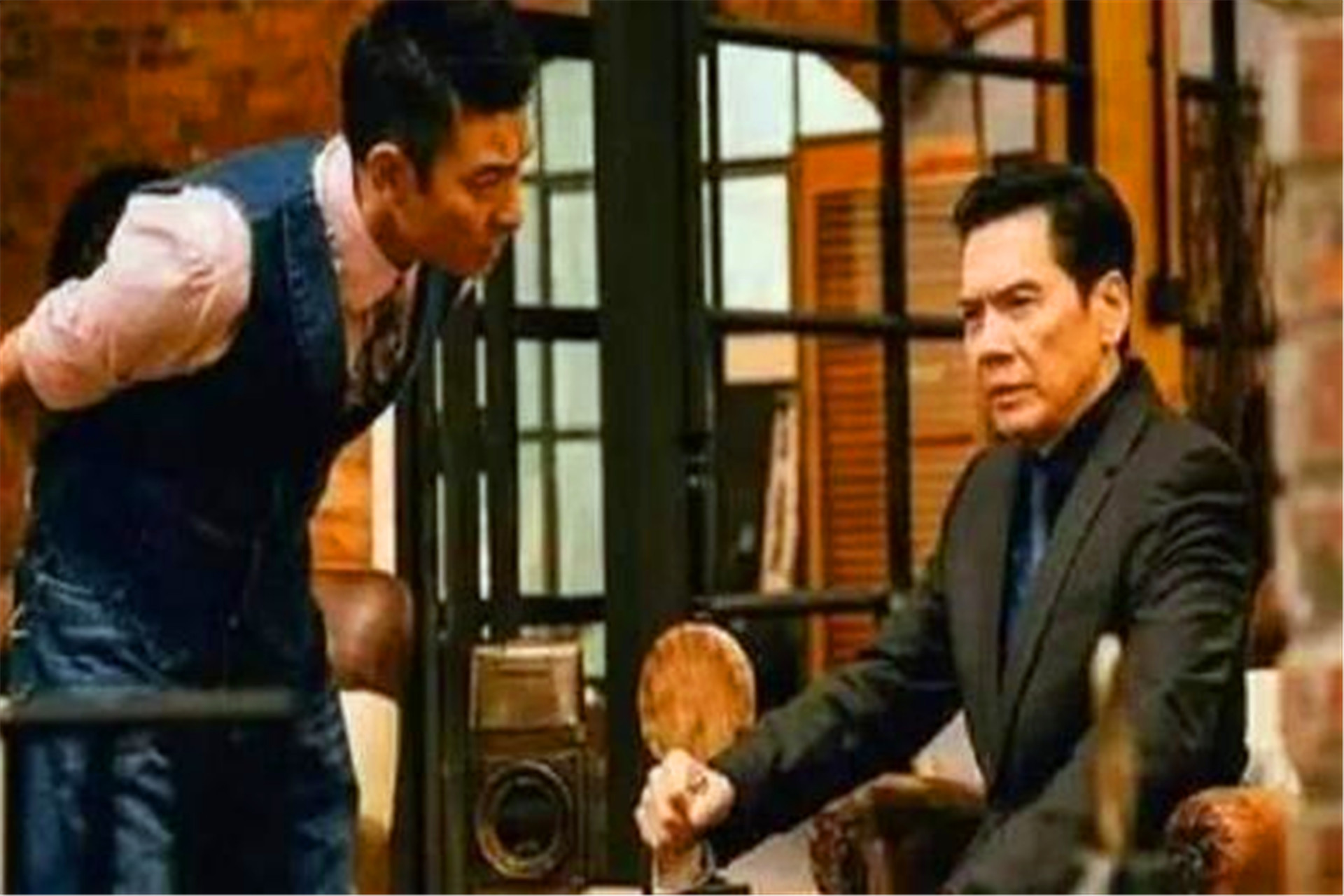 北京90年代的小混混，追着向华强一路打到深圳，凭一把刀闯浙江村