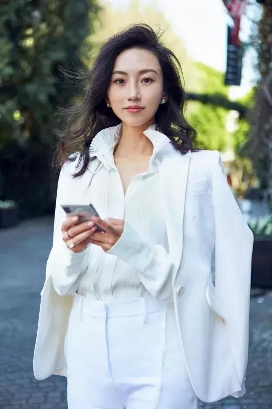 夏天一定要穿白色衣服,夏天穿白色才是最醒目的