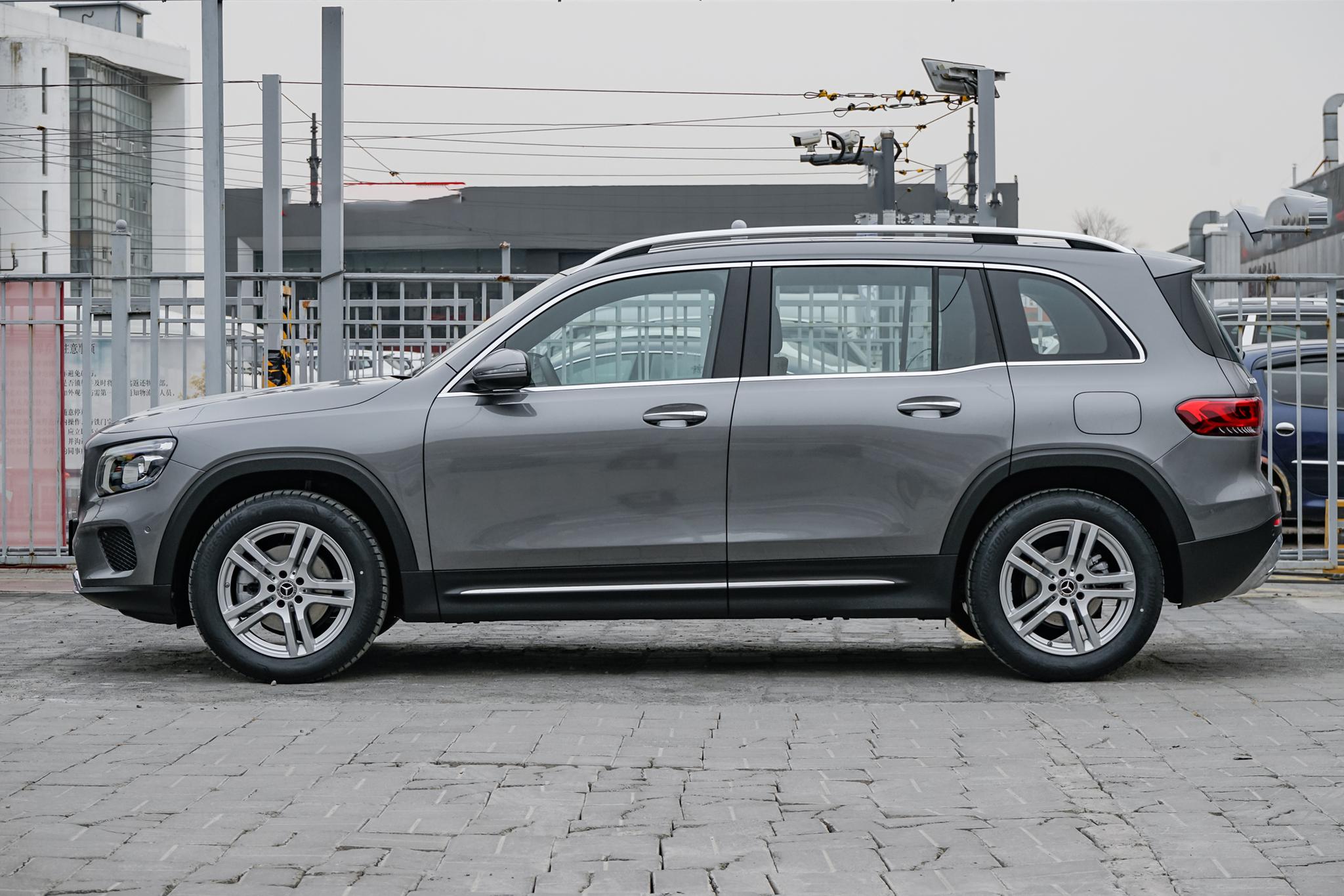 奔驰glb220空间测评,改款奔驰glb200动感型配置