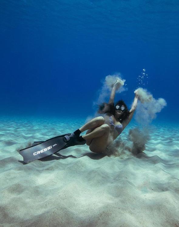 自由潜水水下痛苦憋气,自由潜水比水肺安全吗