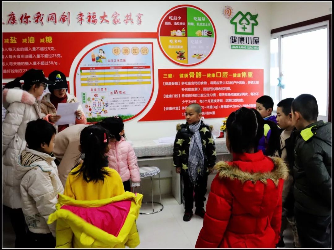 为社区留守儿童辅导功课,心系留守儿童关爱他们成长