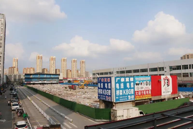 升级改造后的农贸市场夜景太美了,改造升级的农贸市场变靓了