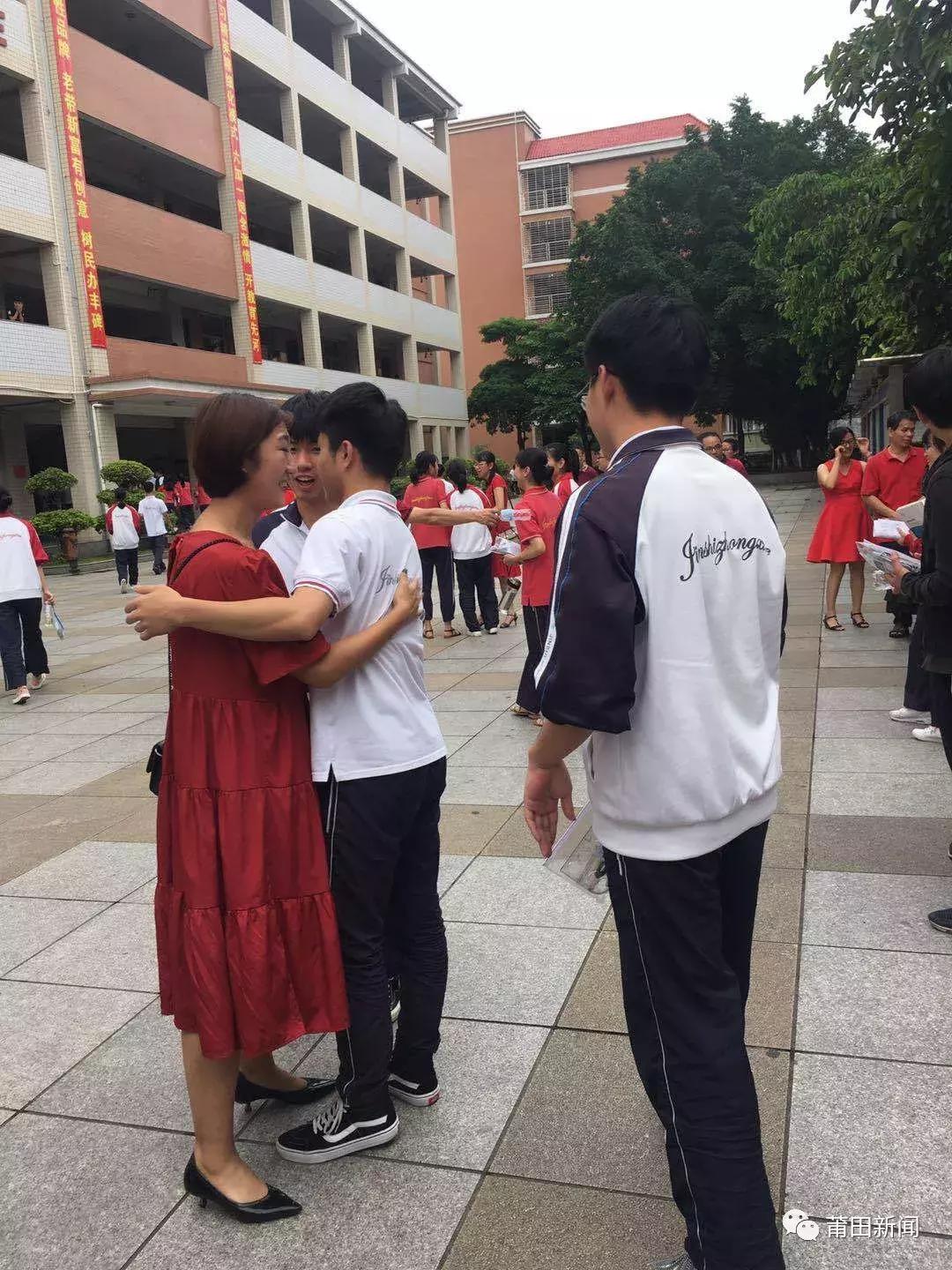 考完啦！莆田考场外上演“00”后深情告白！这些场景都太美~~