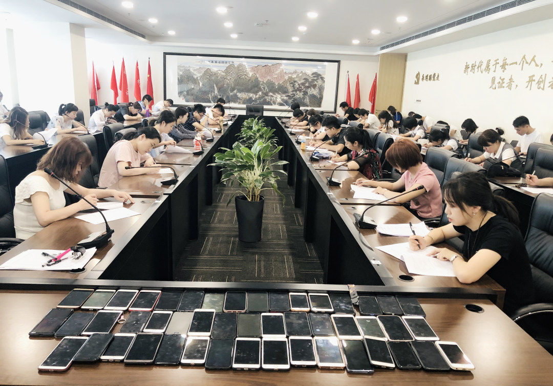 荣华记录,荣华记录生活