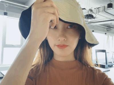 女人过了45，建议出游戴帽子，既减龄还防晒，清新优雅气质撩人