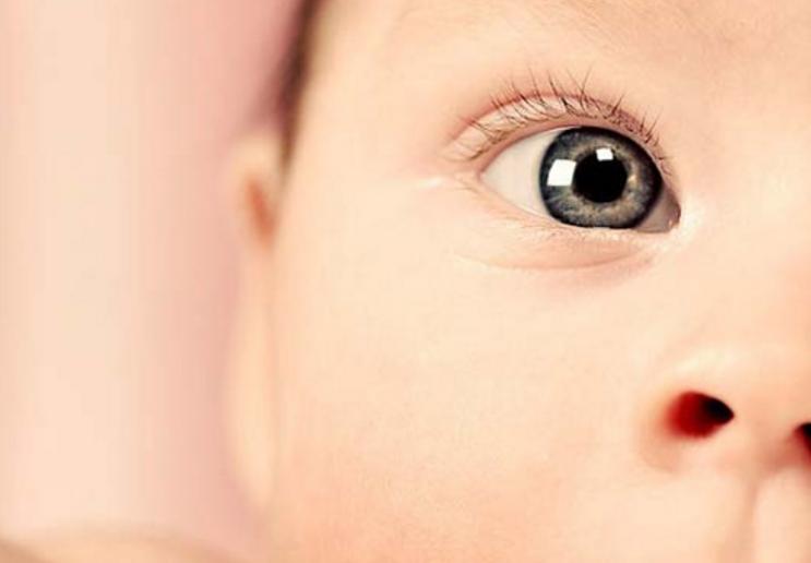 宝宝老是眨眼是散光吗,宝宝故意眨眼睛