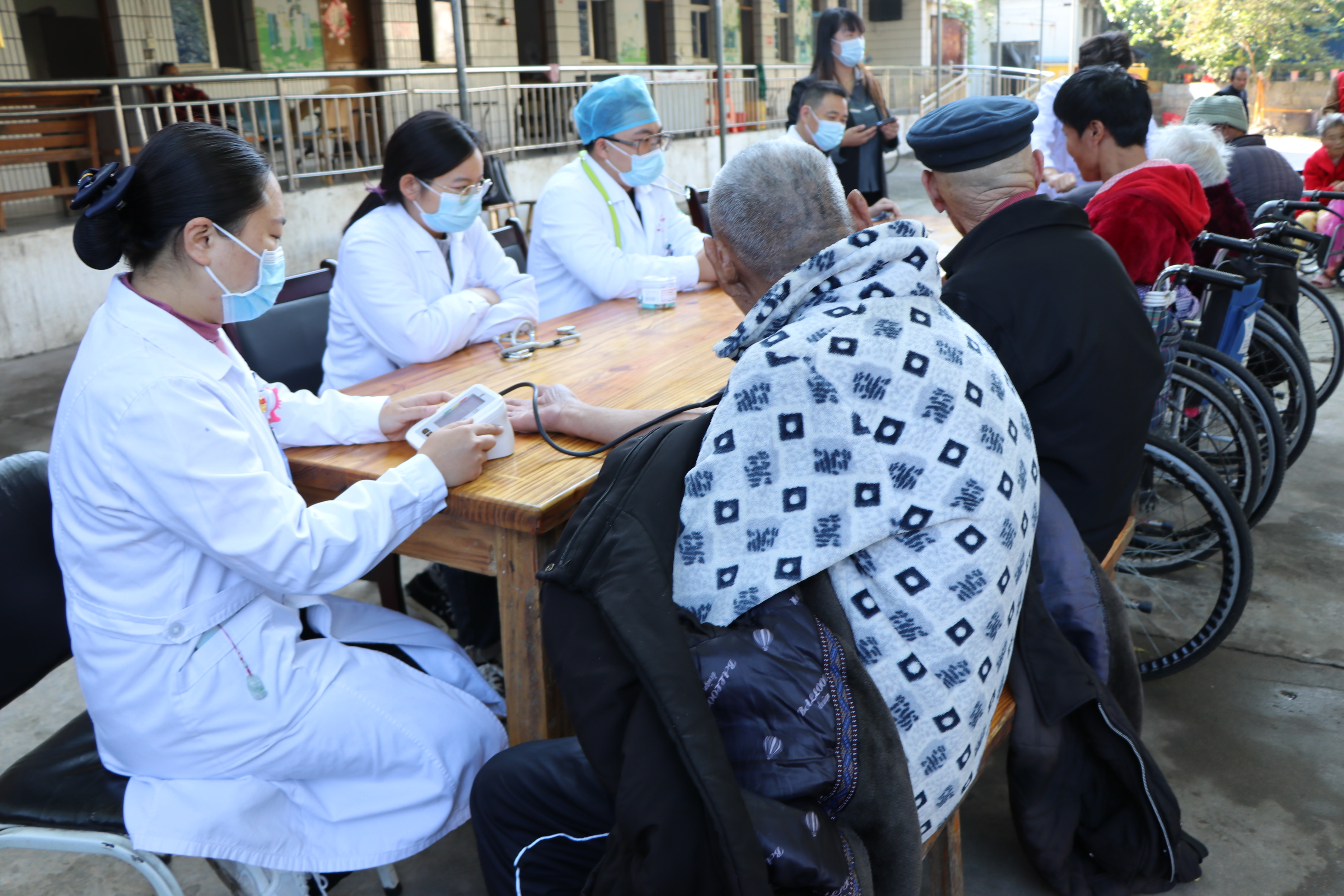 爱老敬老情暖重阳的爱心活动,九九重阳节浓浓敬老情活动记录