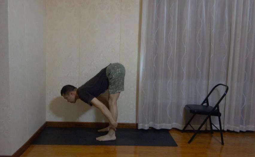 跪立下腰手摸地板基本功训练视频,深入前屈练习技巧