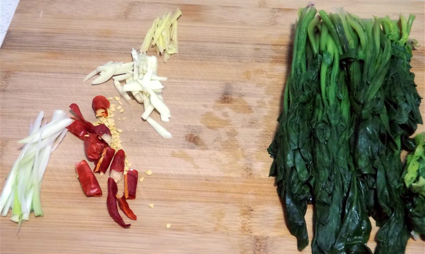 菠菜油泼面的做法,菠菜怎么油泼好吃