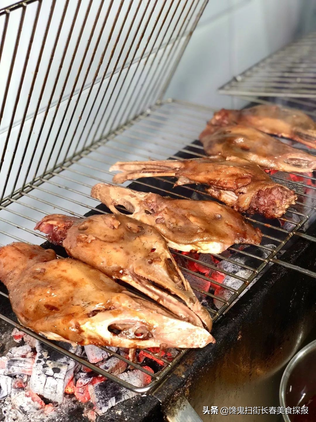 二道老厂区奇店。鹅的一切，全都炭火烤。烤鹅脖大锤抡