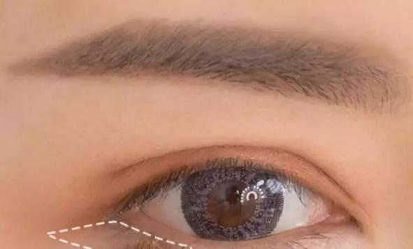 眼妆怎么画显大又干净眼影盘推荐,眼影的画法和技巧一周眼妆不重样