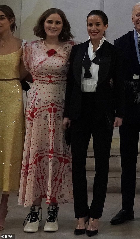 拜登和孙女亮相,拜登漂亮孙女图片