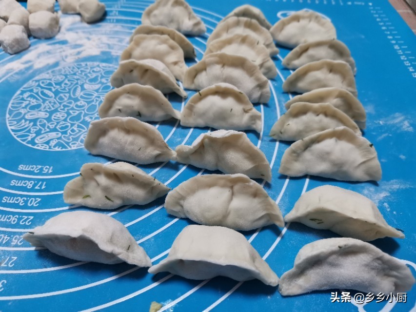 大厨做茴香鸡蛋饺子做法,5块钱的饺子用什么做的