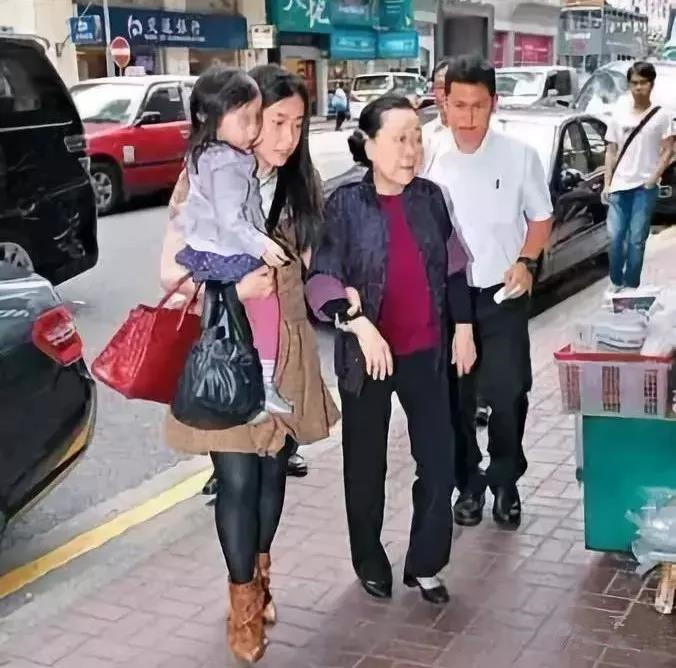 甘比从女狗仔逆袭成女首富,甘比从狗仔逆袭成为香港女首富