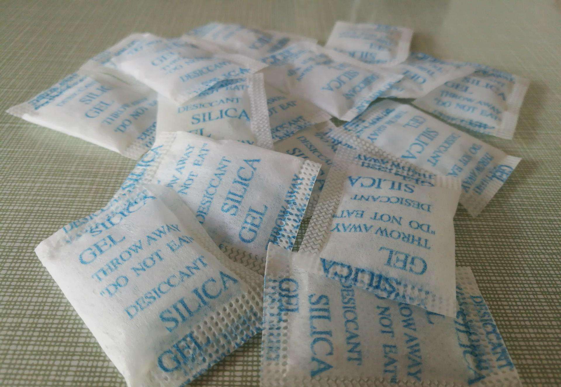 孩子误食干燥剂奶奶的60秒反应,三岁误食干燥剂被奶奶救下