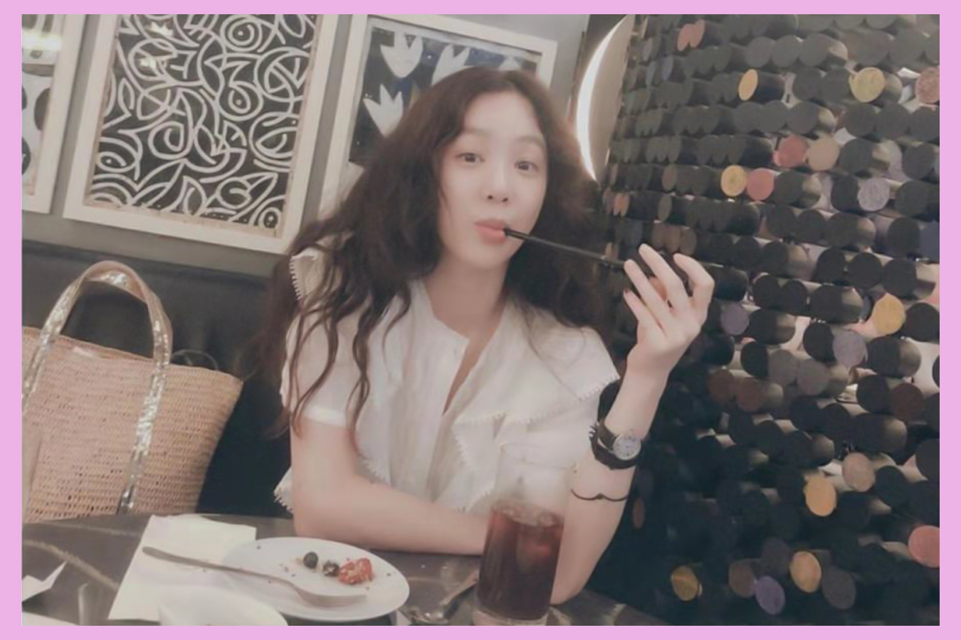 郑丽媛晒穿搭，小卷毛太吸睛，韩国小姐姐的夏天都是这么好看吗