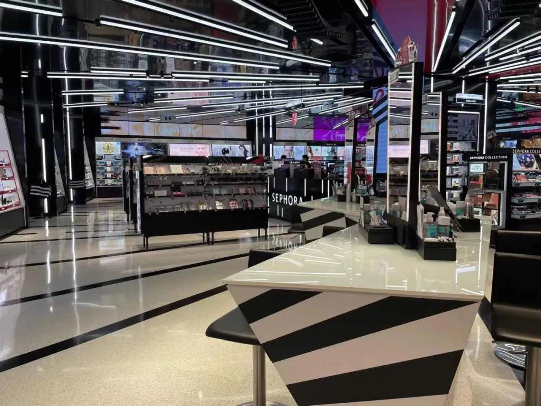 你只看到了话梅和调色师的光鲜，没看到县城美妆店的惨淡