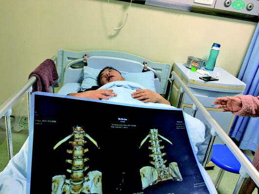 道路结冰摔了一跤,道路结冰打滑导致多人摔倒