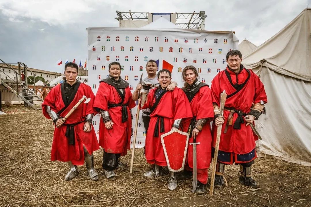 身披黄金战甲手拿关公刀,身披铠甲手执利剑