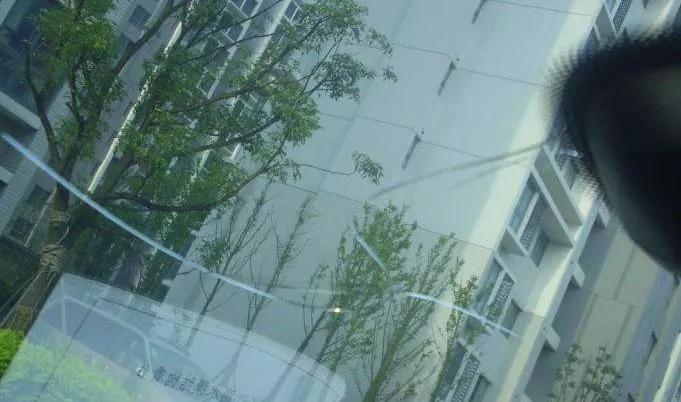 玻璃自爆造成汽车玻璃损坏怎么办 (汽车玻璃自爆与被砸的区别)