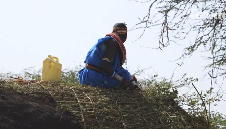 非洲女人拒绝割礼，自己用牛粪盖房建立女人村，拒绝男人进入